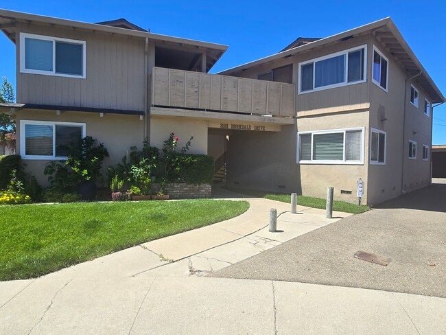 Building Photo - 3591 Brookdale Dr