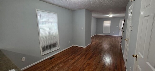 Photo - 688 Smith St SW