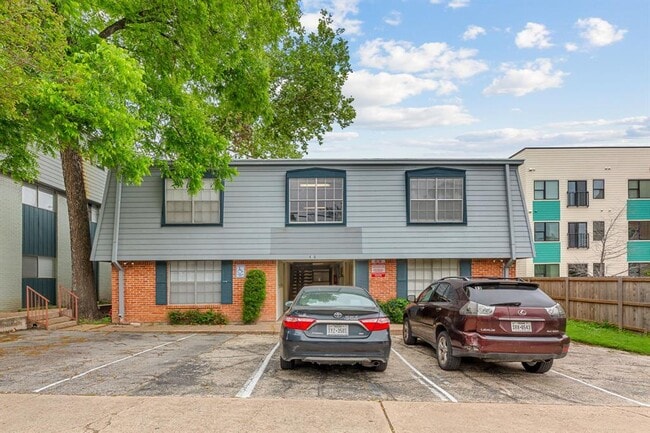 Building Photo - 406 E 30th St Unit 204