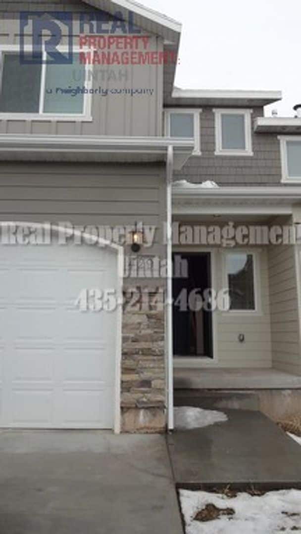 Building Photo - 3 Bed 2.5 Bath Townhome in Fox Run