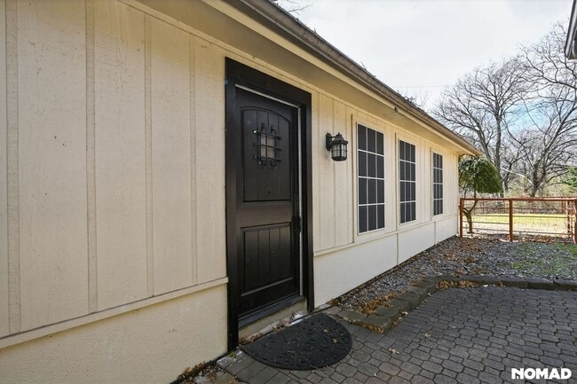 Building Photo - 2102 W Bear Creek Rd