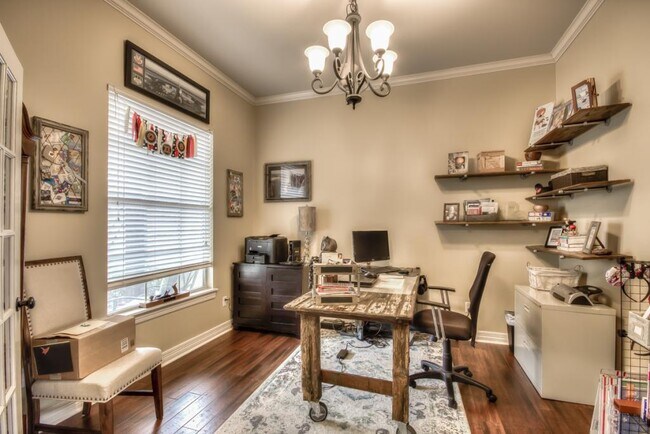 Photo - 318 Avondale Ln