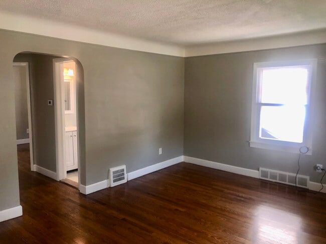 Photo - 19348 Washtenaw St