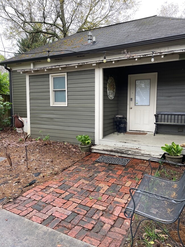 Cottage front porch - 624 W College Ave Unit Cottage