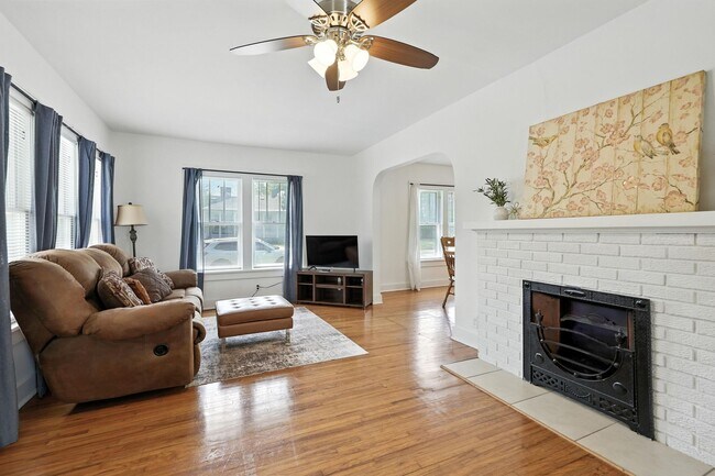 Photo - 2 Bedroom Fully Furnished Short-Term Rental – Joplin, MO