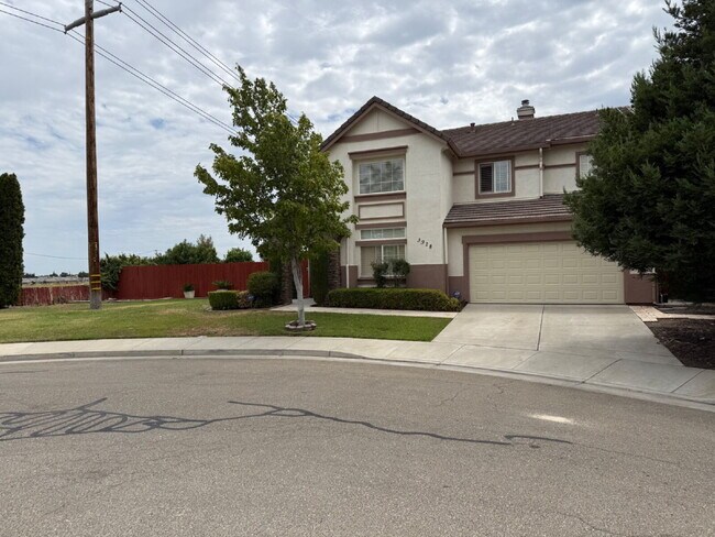 Photo - Gorgeous 5 Bedroom, 3 Bathroom Home With a Pool in perfect Tracy Location
