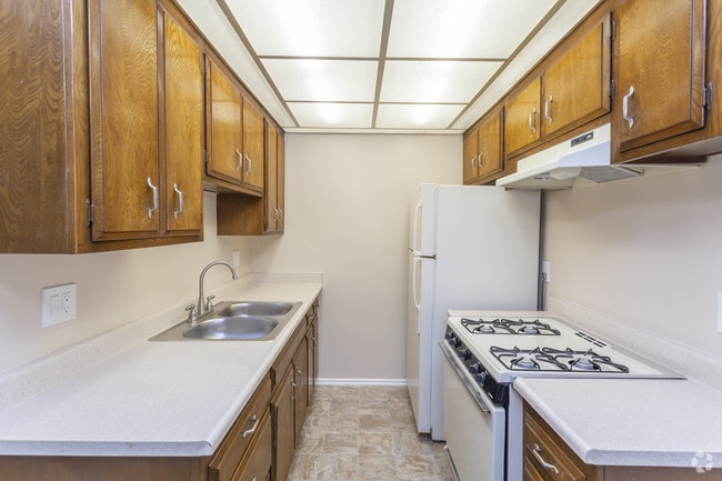 1 BR, 1 BA - 594 SF