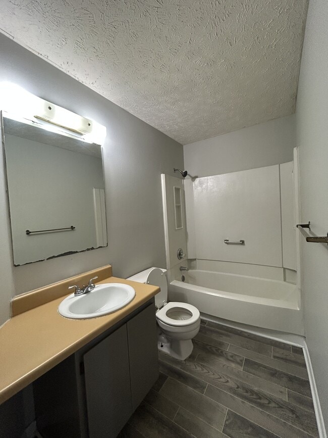 Photo - 945 Applewood Ln