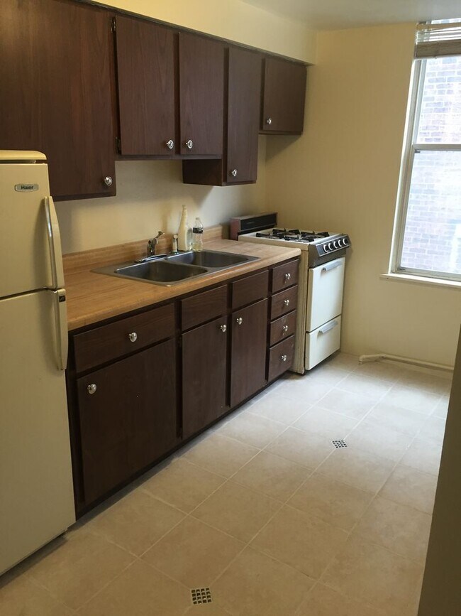 Building Photo - 5214 Friendship Ave Unit Apt 2A