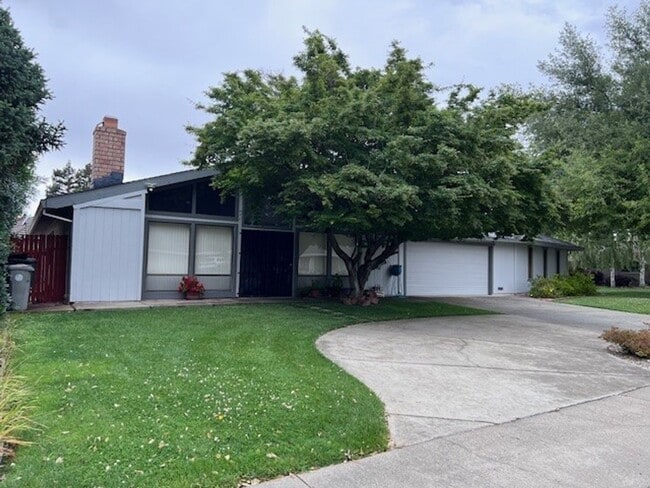 Building Photo - Spacious Greenhaven duplex with fresh paint, new laminate floors and vaulted ceilings. Unit 8121001002/41