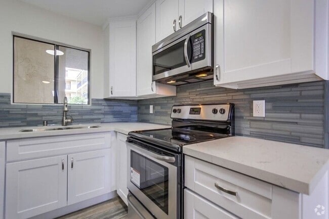 Building Photo - Upgraded 1/1 condo in Normal Heights! Pool...