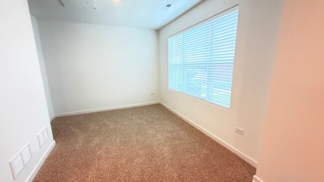 Photo - 435 Lakeshore Ct