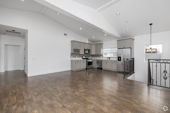 4BD, 3BA - 1,500SF - Kitchen - 4839 W 18th St Apartments