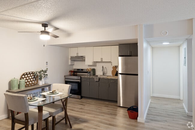 2BR/1BA - 797SF
