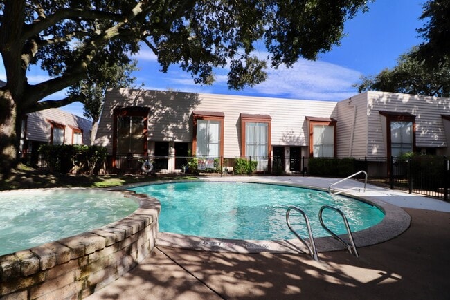 Building Photo - 5929 Queensloch Dr Unit 132