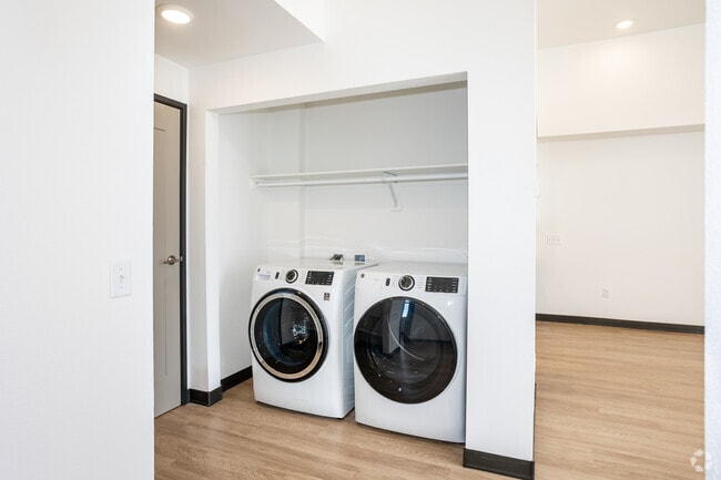 2BR, 1BA - 940SF - Laundry