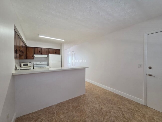 Photo - Lakefront First-Floor Condo in Camelot by the Lake, Orlando Unidad N-13