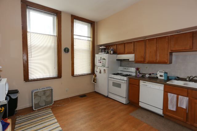 2057 W Roscoe St Unit 2