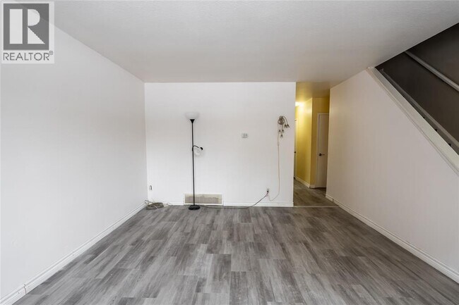 Photo - 834 Exmouth St