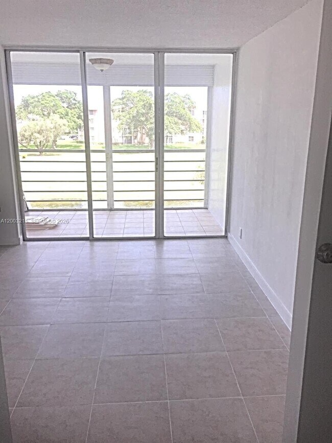 Photo - 9431 Live Oak Pl Unidad 408