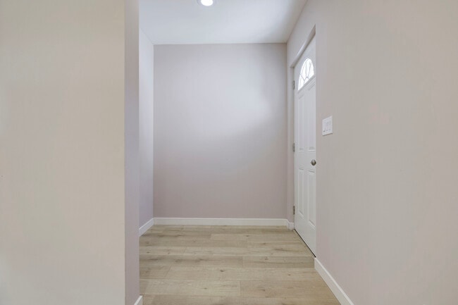 Photo - 15557 Wyandotte St