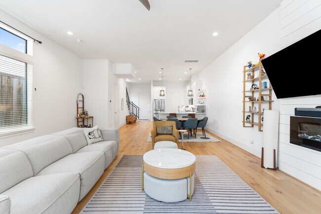 Photo - 929 Nadine St