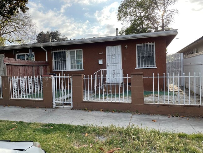 Charming 3BR Duplex in Long Beach. Quiet n... - Charming 3BR Duplex in Long Beach. Quiet n... Townhome
