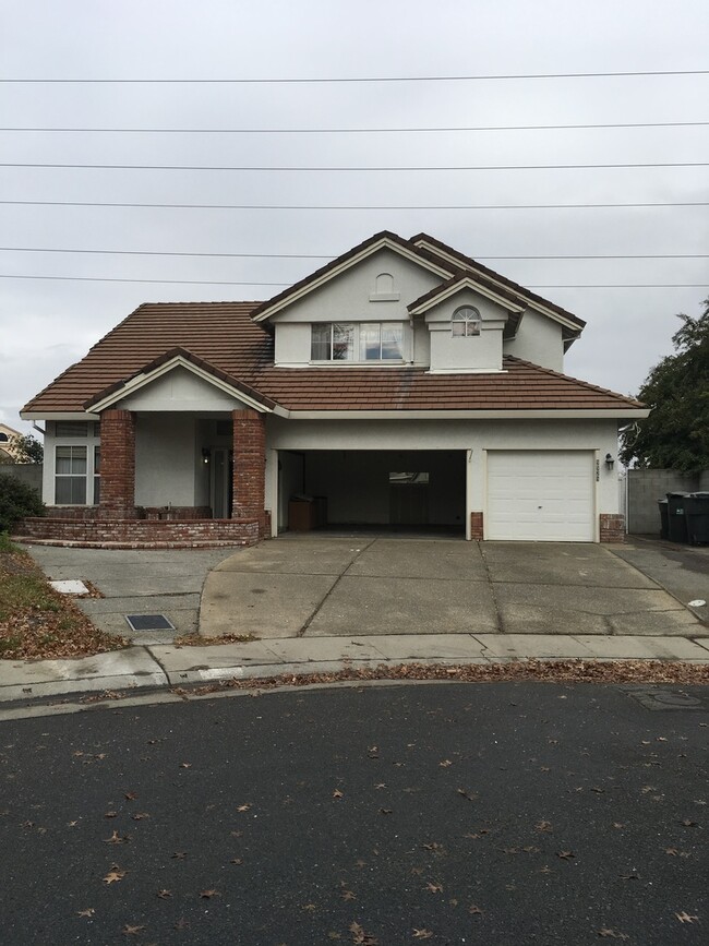 Building Photo - Spacious Two-Story Home  4 bedrooms, 3 bat...