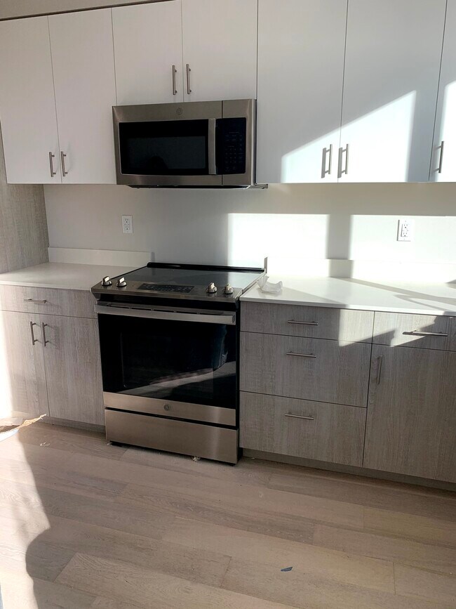 Kitchen - 10162 Holman Rd NW