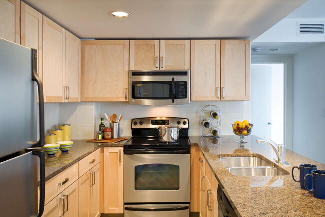 Kitchen - Clyde Manor Apartments