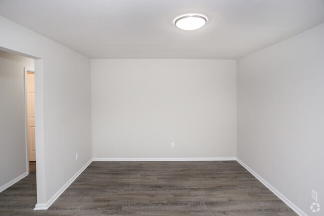 2BR, 1BA - 704 SF