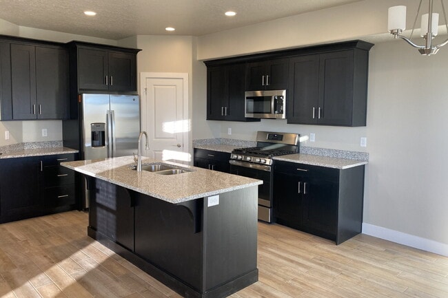 Photo - "Spacious 4-Bed Townhouse Oasis with 2.5 Baths in Scenic Hurricane, UT!"