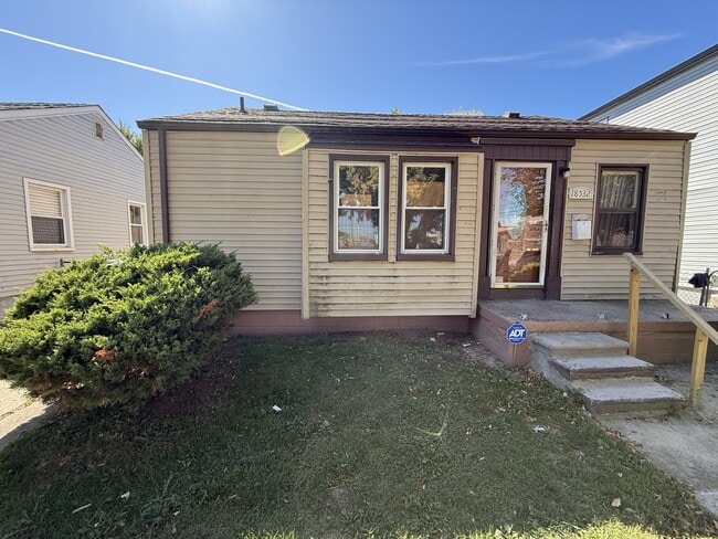 Building Photo - 18532 Roscommon St