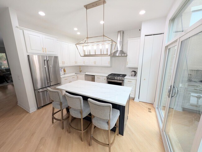 Building Photo - Stunning rehabbed 3-Bedroom Townhome in Fu...