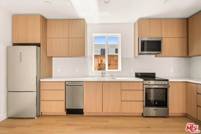 Building Photo - 5912 1/2 Mammoth Ave Rental