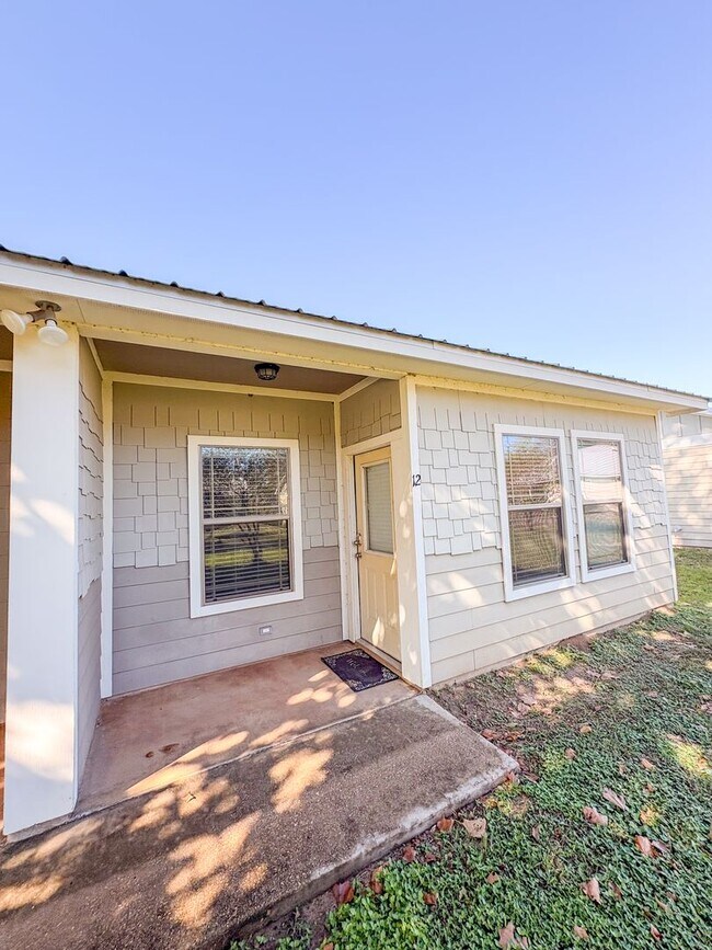 Building Photo - The Commons 1100-1200 W 16th St-12 Unit 12