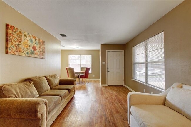 Photo - 507 Bellevue Pl Unit B