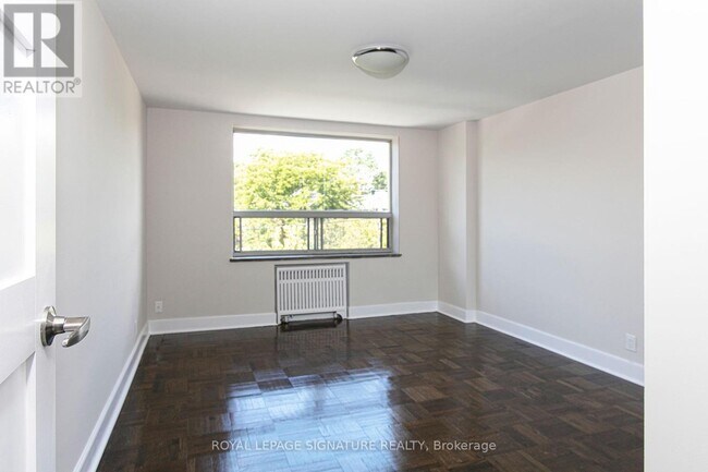 Photo - 990 Avenue Rd