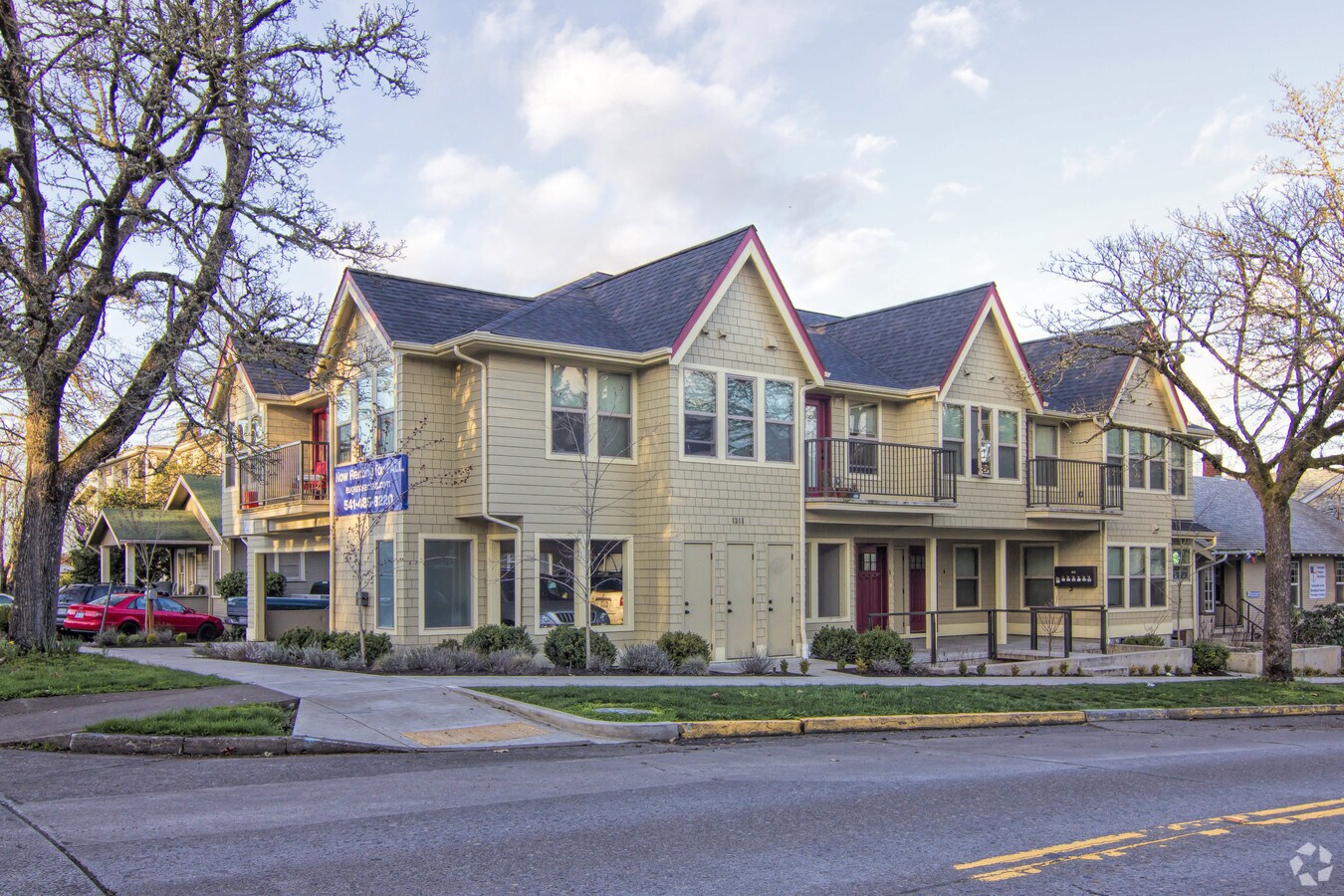 Photo - U of O Campus 6-Plex Apartment Building