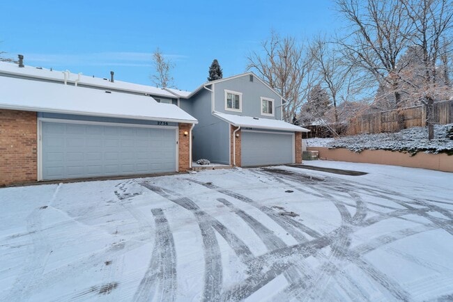 Photo - Fantastic 4 Bed 3.5 Bath in Aurora!