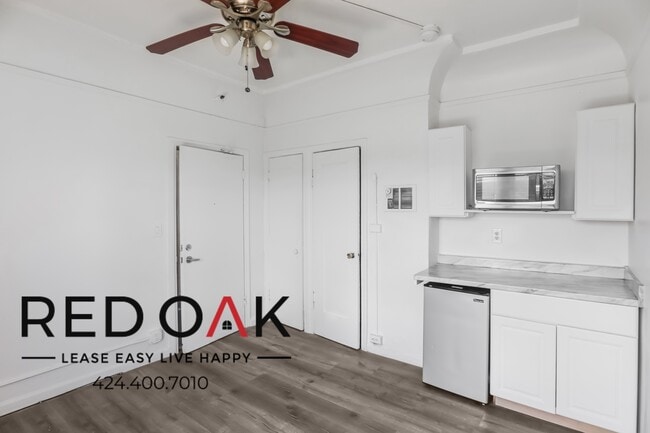 Photo - MOVE-IN SPECIAL! Bright Bachelor With Kitc... Unidad 304