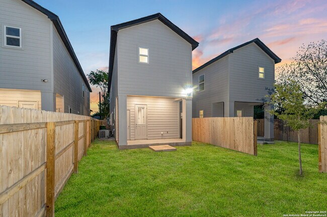 Photo - Charming 3-Bed Custom Luxury Rental with 2.5 Baths near Downtown San Antonio – 1668 Sq Ft of Comf...