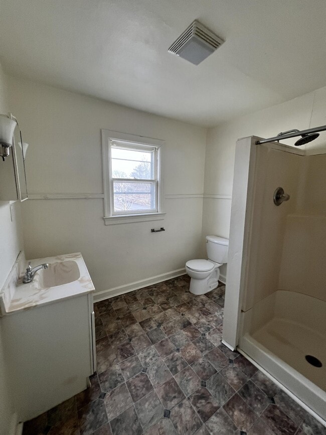 Photo - 609 W Broadway St