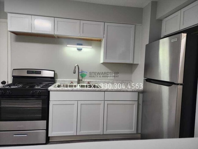 Building Photo - 2557 Edwin Ave