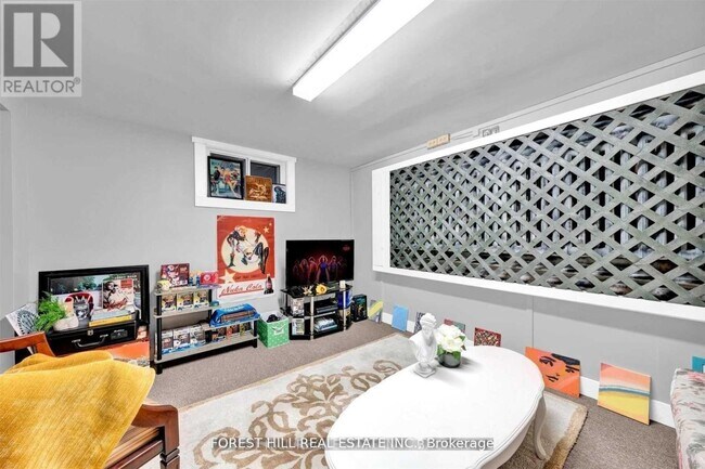Photo - 996 Bayview Ave