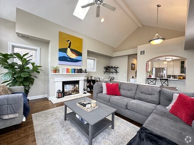 Building Photo - 643 W Belmont Ave Unit G05C Rental