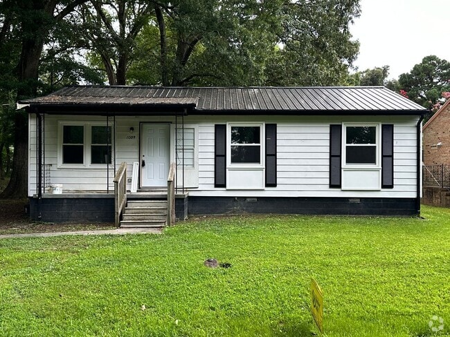 Building Photo - Remodeled 3-Bedroom Home in Blackstone!