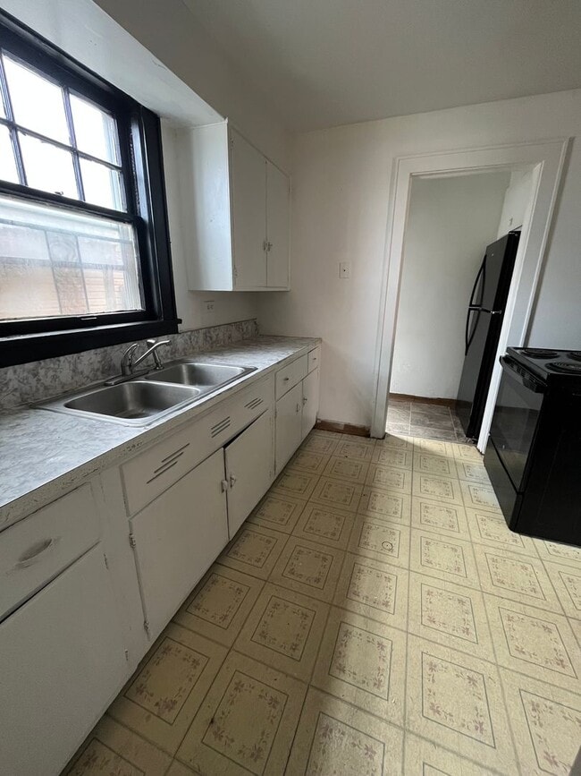 Photo - Three Bedroom House w Detached Garage
