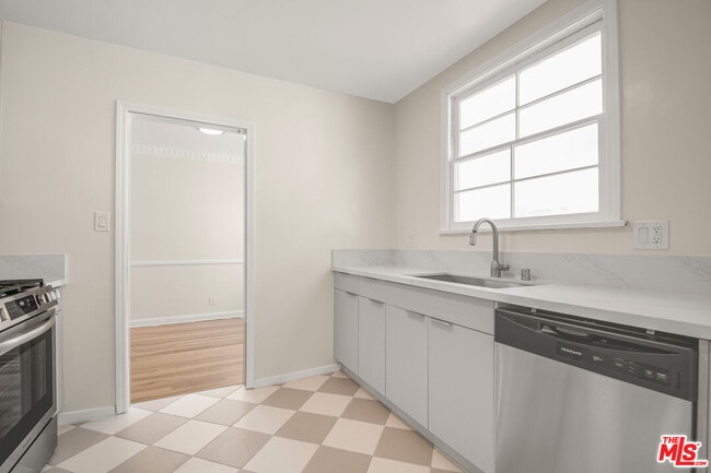 Photo - 405 Shirley Pl