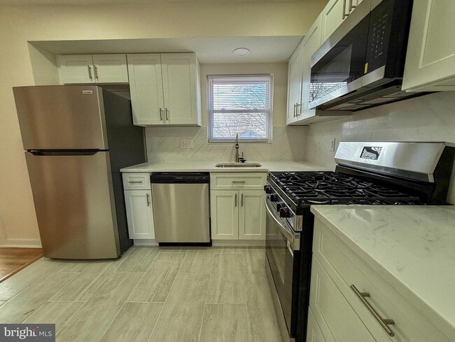 Photo - 504 Crisfield Rd